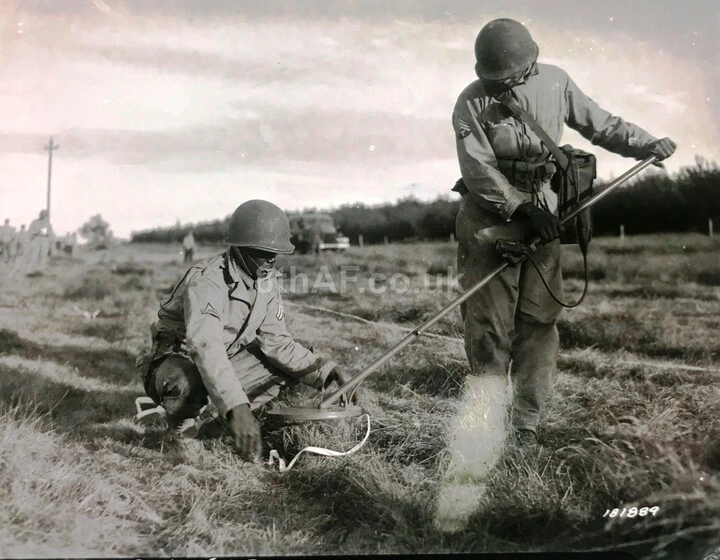 Cpl Hilton Smith and Tec 4 Thomas R. Mitchell of the 923rd from Eye mine detecting at the Rendlesham Training Ground.